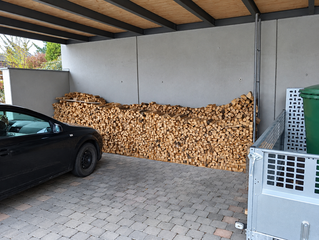 gestapeltes Industrieholz Brennholzhandel Vey / VeyHolz
