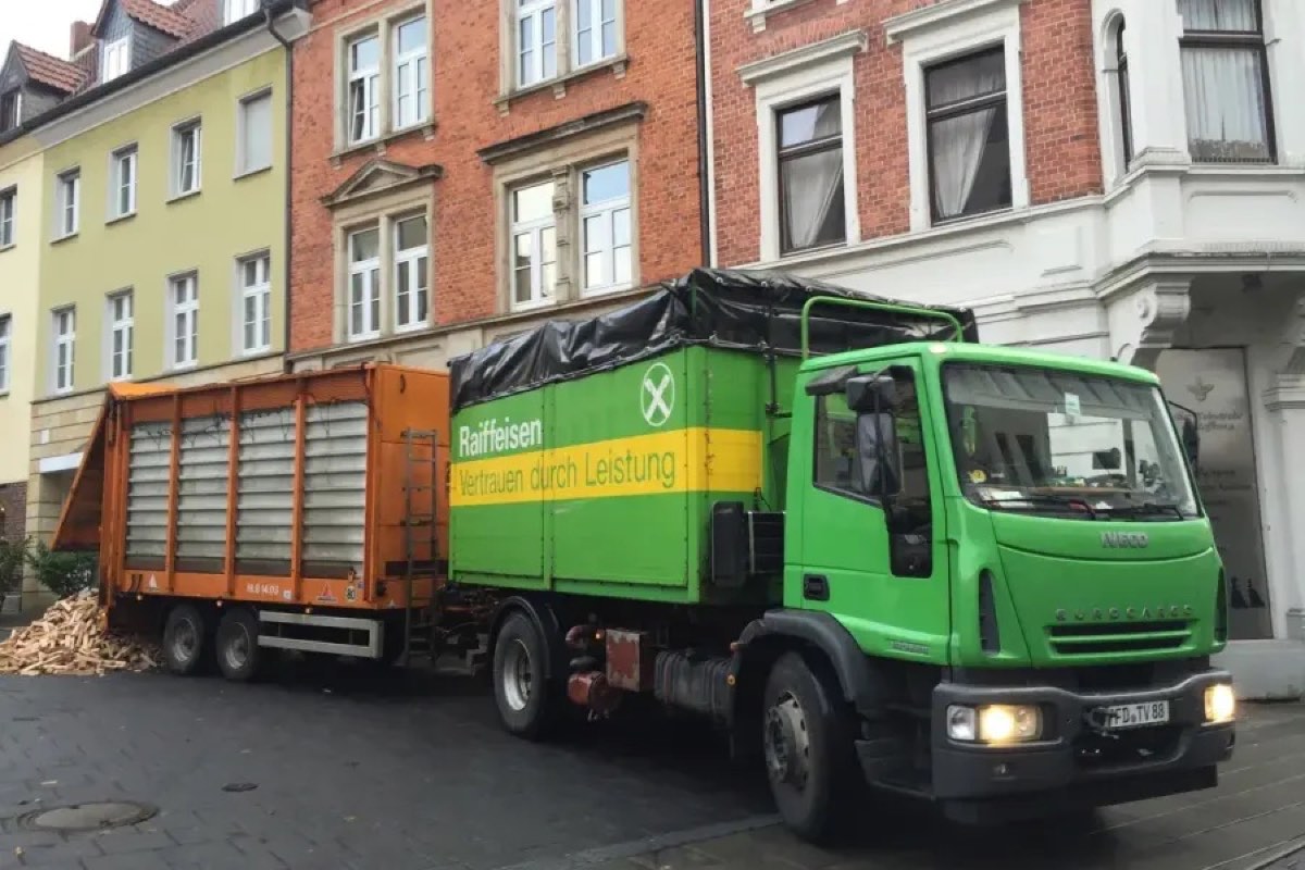 Brennholzhandel Vey LKW-Gespann (Kipper-LKW mit Anhänger) bei der losen Anlieferung