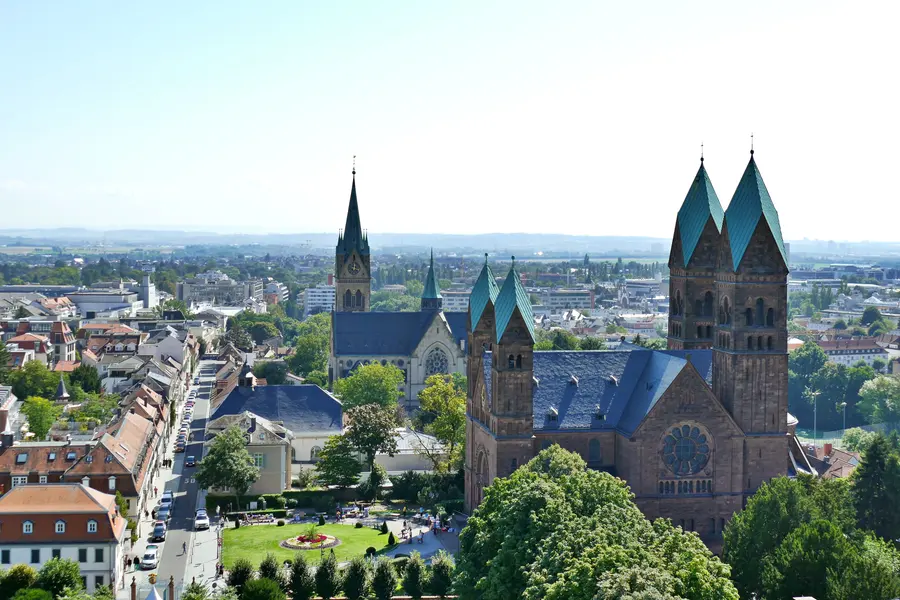 Brennholz kaufen in Bad Homburg (Hochtaunuskreis & Vordertaunus) – Ofenfertiges Kaminholz & Buchen-Industrieholz mit 6–8 % Restfeuchte