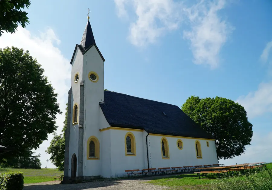 Brennholz kaufen in Bad Staffelstein (Obermainland & Landkreis Lichtenfels) – Ofenfertiges Kaminholz & Buchen-Industrieholz mit 6–8 % Restfeuchte
