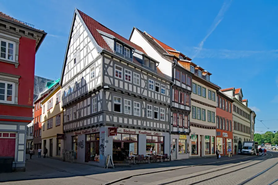 Brennholz kaufen in Erfurt (Thüringer Becken & Landeshauptstadt) – Ofenfertiges Kaminholz & Buchen-Industrieholz mit 6–8 % Restfeuchte