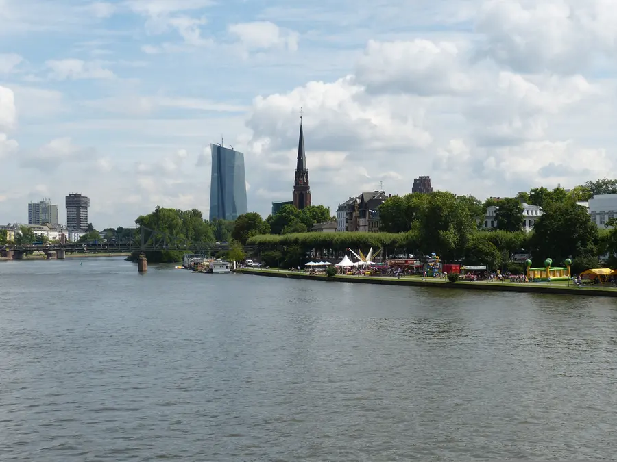 Brennholz kaufen in Frankfurt am Main (Rhein-Main & Frankfurt am Main) – Ofenfertiges Kaminholz & Buchen-Industrieholz mit 6–8 % Restfeuchte