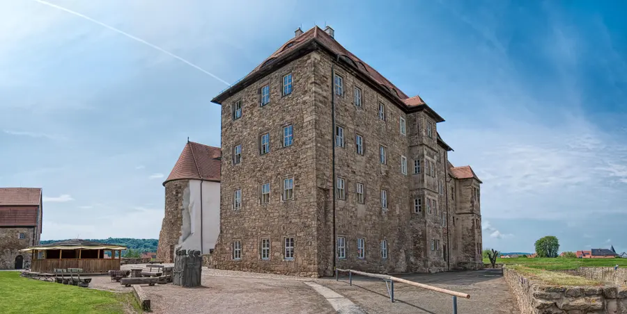 Brennholz kaufen in Heldrungen (Kyffhäuserkreis) – Ofenfertiges Kaminholz & Buchen-Industrieholz mit 6–8 % Restfeuchte