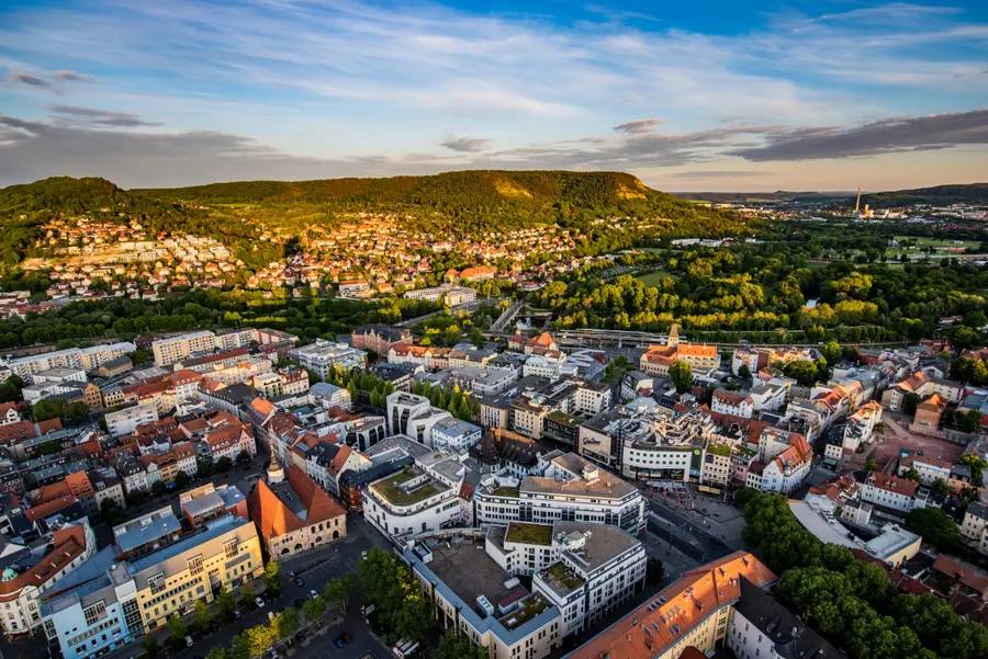 Brennholz kaufen in Jena (Saaletal & Universitätsstadt Jena) – Ofenfertiges Kaminholz & Buchen-Industrieholz mit 6–8 % Restfeuchte