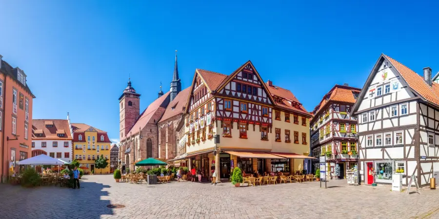 Brennholz kaufen in Schmalkalden (Thüringer Wald & Südthüringen) – Ofenfertiges Kaminholz & Buchen-Industrieholz mit 6–8 % Restfeuchte