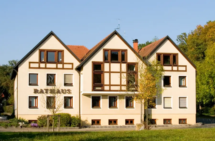 Brennholz & Kaminholz Lieferung nach Dittelbrunn (PLZ 97456) – Kammergetrocknetes Buchenholz von Brennholzhandel Vey
