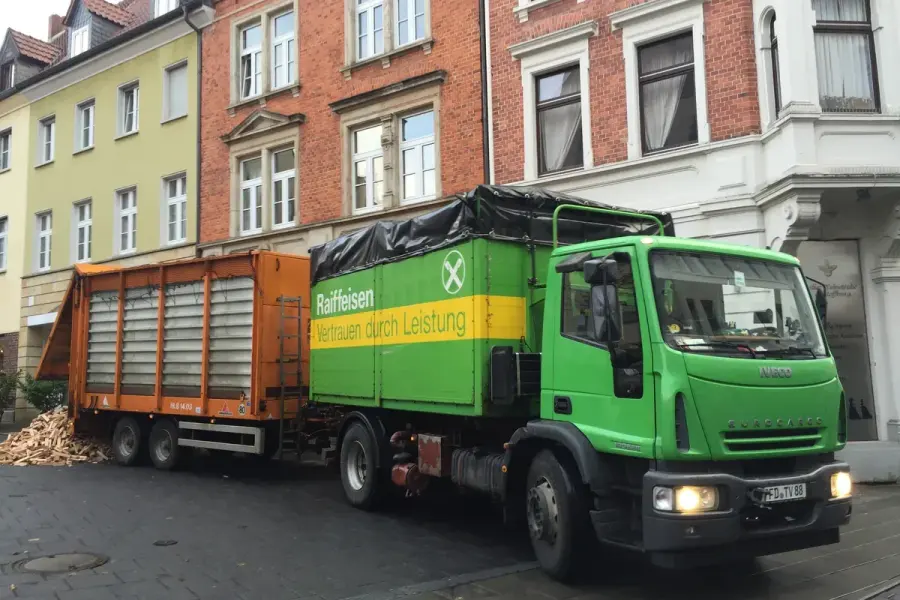 Lose Brennholz-Anlieferung per Kipper-LKW nach Alsfeld (PLZ 36304) – zweistufig gesiebt & Barzahlung bei Lieferung
