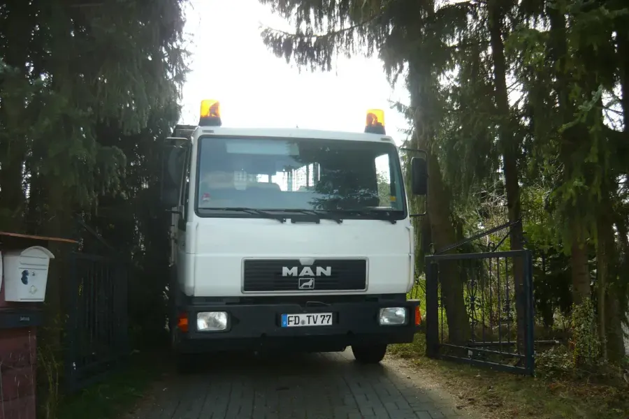 VeyHolz LKW bei der Einfahrt durch ein Hoftor (mindestens 3,00 m Durchfahrtsbreite)