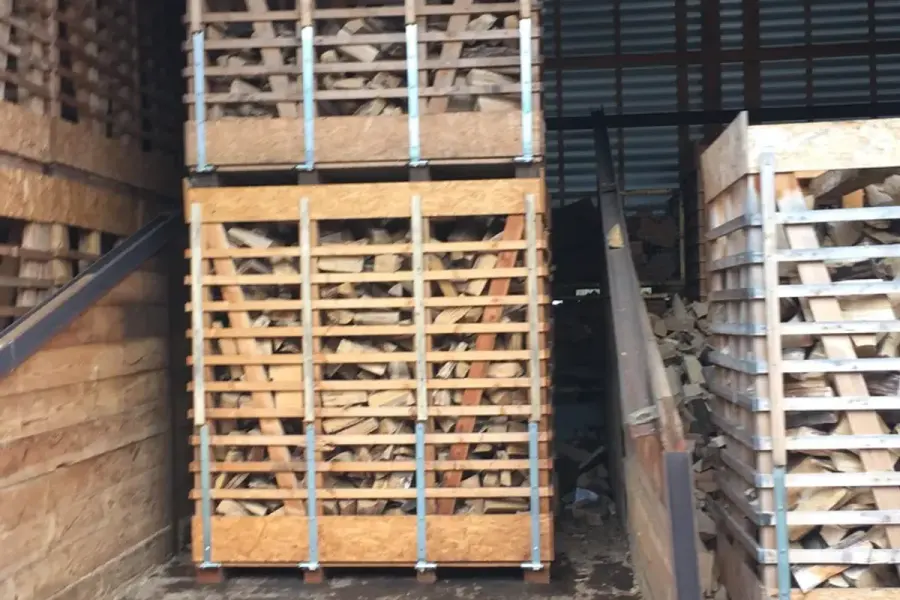 Kammergetrocknetes Buchen-Industrieholz (6–8 % Restfeuchte, bis 6,2 kWh/kg Heizwert) und Scheitholz für Sinntal