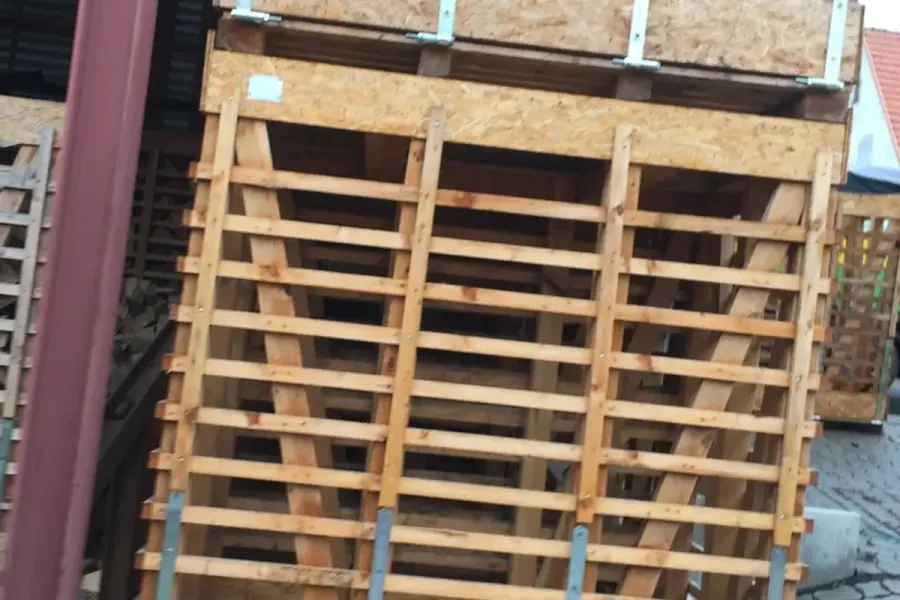 Kammergetrocknetes Buchen-Industrieholz (6–8 % Restfeuchte, bis 6,2 kWh/kg Heizwert) und Scheitholz für Differdingen